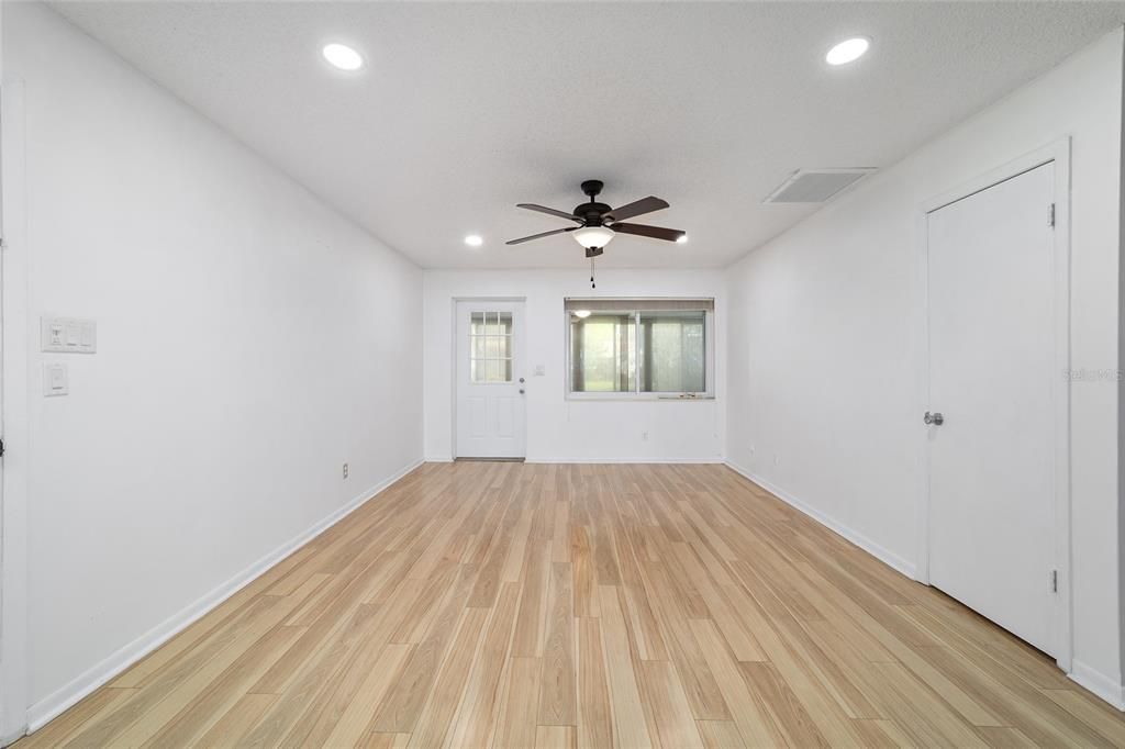 На продажу: $169,900 (2 спален, 2 ванн, 1369 Квадратных фут)