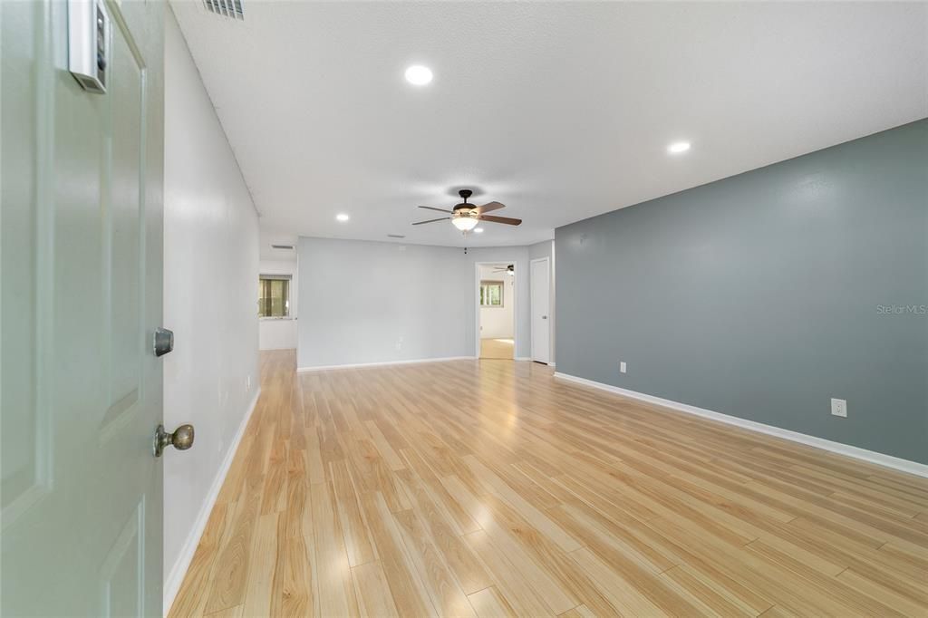 На продажу: $169,900 (2 спален, 2 ванн, 1369 Квадратных фут)