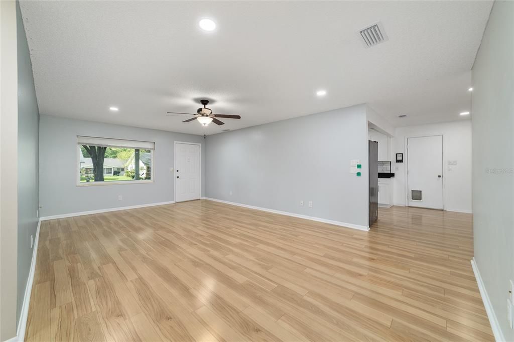 На продажу: $169,900 (2 спален, 2 ванн, 1369 Квадратных фут)