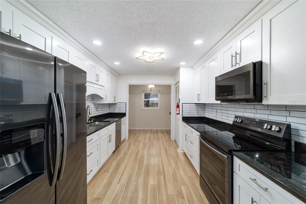 На продажу: $169,900 (2 спален, 2 ванн, 1369 Квадратных фут)