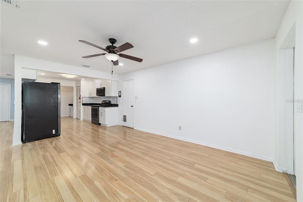 На продажу: $169,900 (2 спален, 2 ванн, 1369 Квадратных фут)