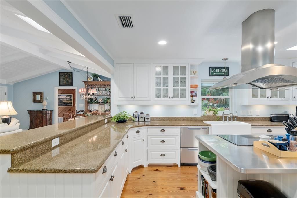 Activo con contrato: $964,900 (5 camas, 4 baños, 3475 Pies cuadrados)