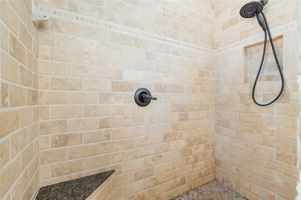 Activo con contrato: $964,900 (5 camas, 4 baños, 3475 Pies cuadrados)
