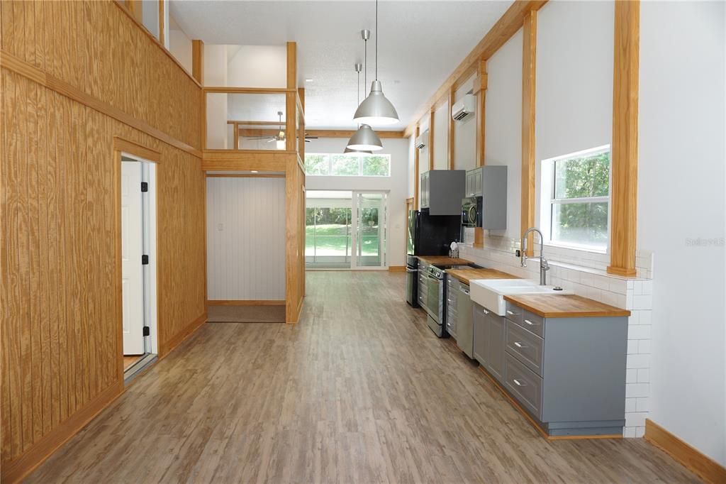 Activo con contrato: $964,900 (5 camas, 4 baños, 3475 Pies cuadrados)