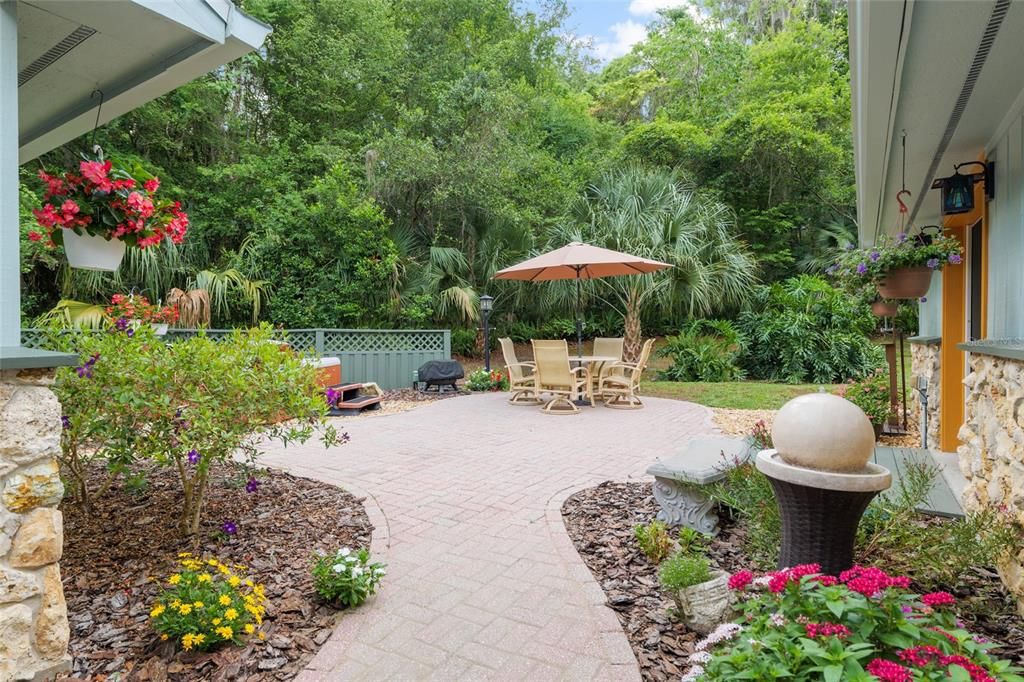 Activo con contrato: $964,900 (5 camas, 4 baños, 3475 Pies cuadrados)