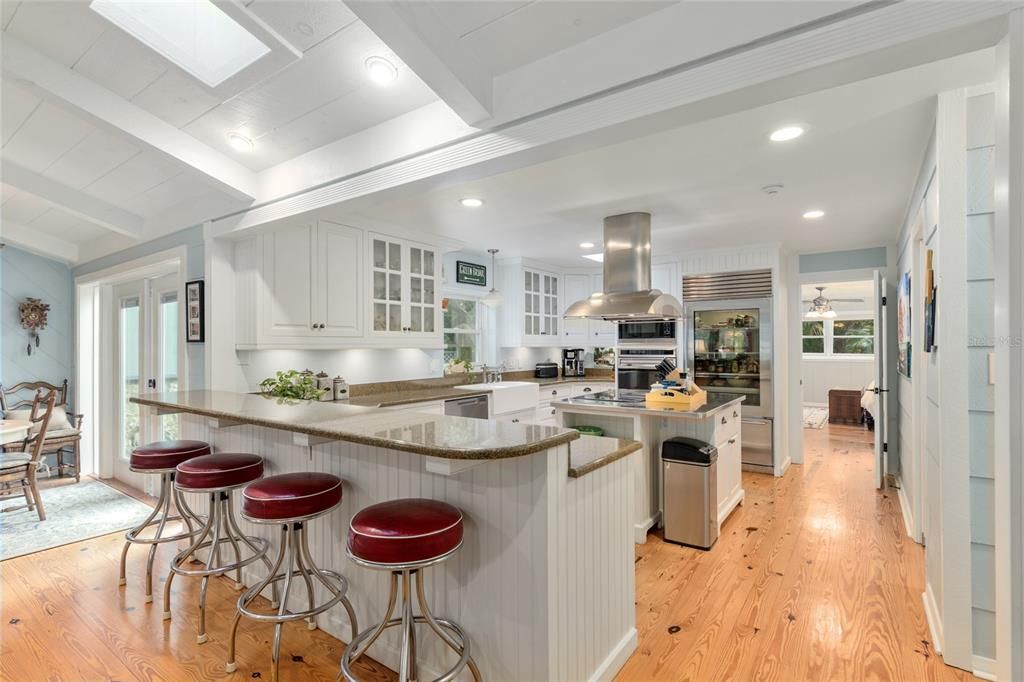 Activo con contrato: $964,900 (5 camas, 4 baños, 3475 Pies cuadrados)