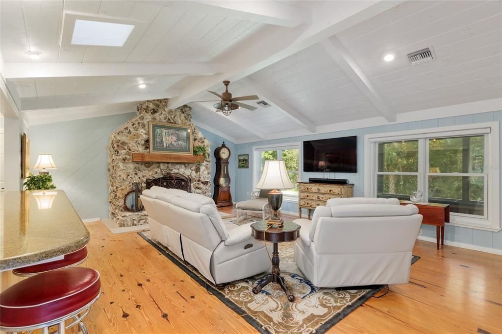 Activo con contrato: $964,900 (5 camas, 4 baños, 3475 Pies cuadrados)