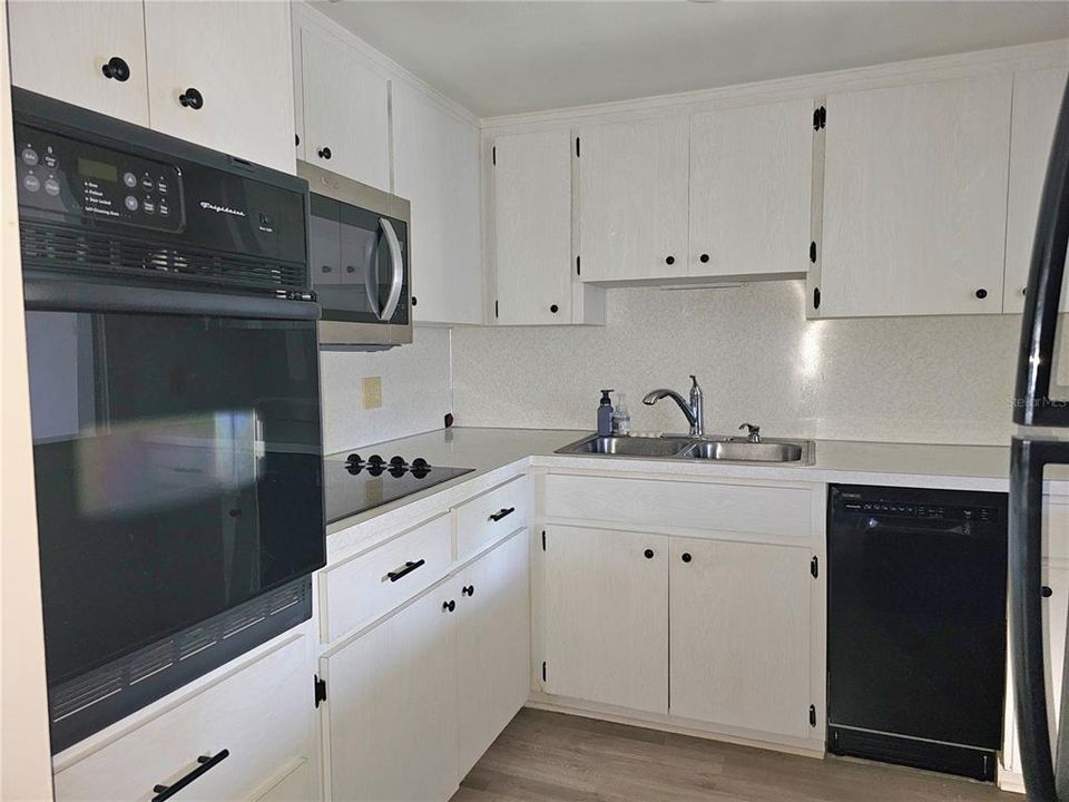 For Sale: $104,900 (1 beds, 1 baths, 800 Square Feet)