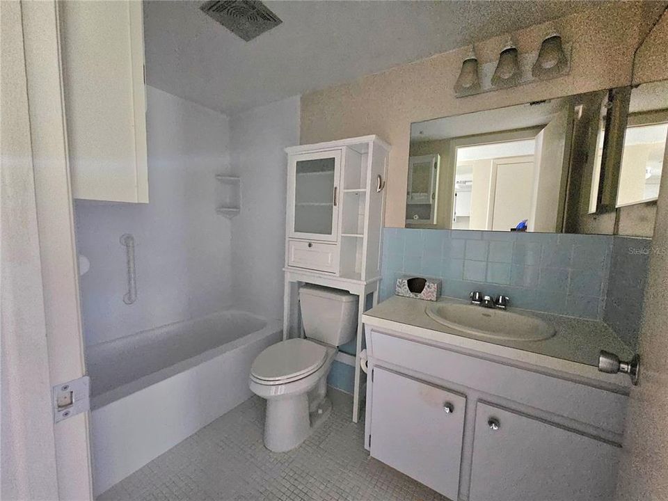 For Sale: $104,900 (1 beds, 1 baths, 800 Square Feet)