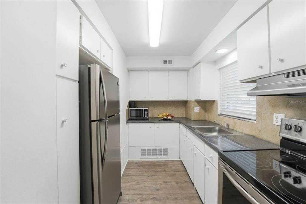 For Sale: $180,000 (1 beds, 1 baths, 715 Square Feet)