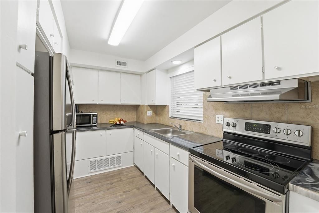 For Sale: $180,000 (1 beds, 1 baths, 715 Square Feet)