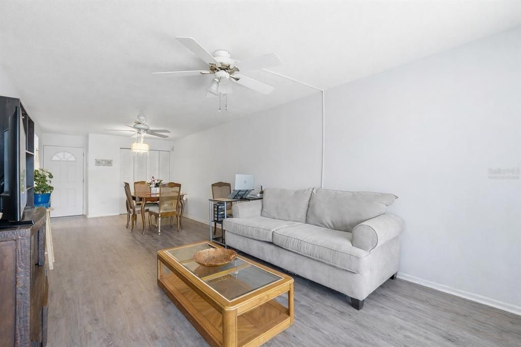 For Sale: $180,000 (1 beds, 1 baths, 715 Square Feet)