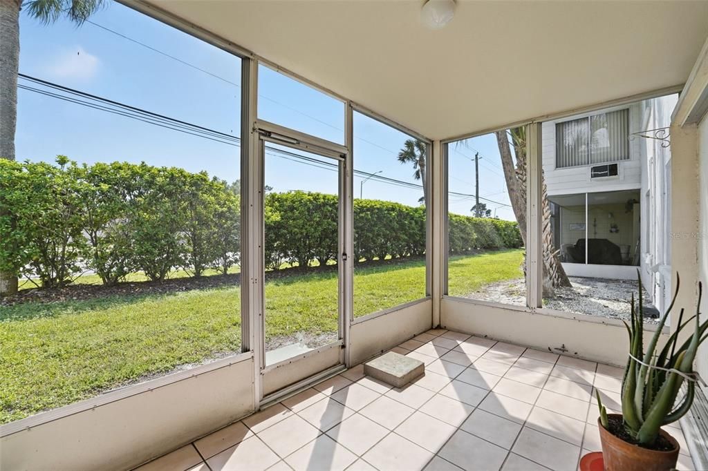 For Sale: $180,000 (1 beds, 1 baths, 715 Square Feet)