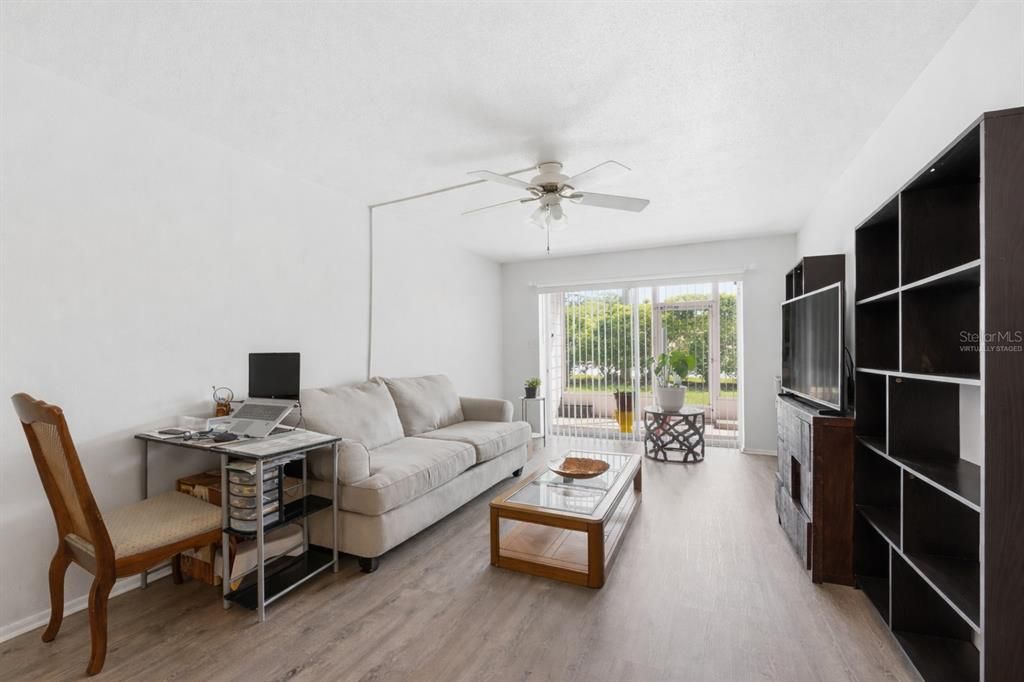 For Sale: $180,000 (1 beds, 1 baths, 715 Square Feet)