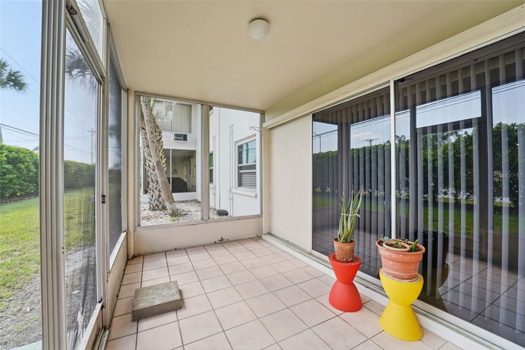 For Sale: $180,000 (1 beds, 1 baths, 715 Square Feet)