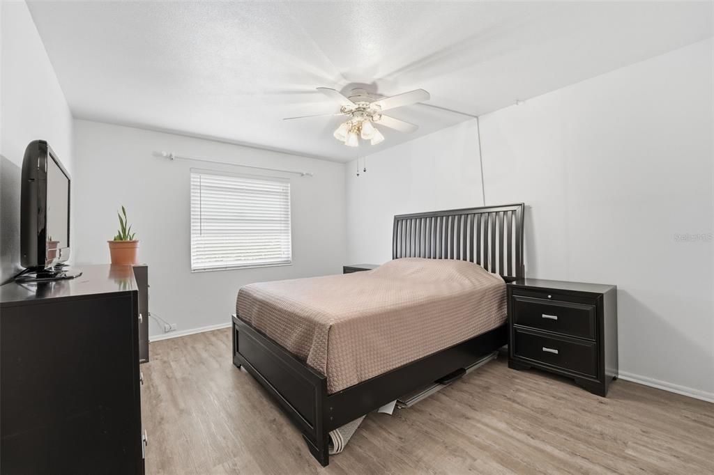 For Sale: $180,000 (1 beds, 1 baths, 715 Square Feet)