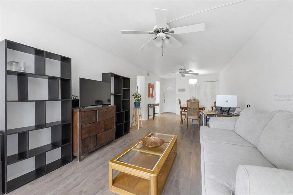 For Sale: $180,000 (1 beds, 1 baths, 715 Square Feet)