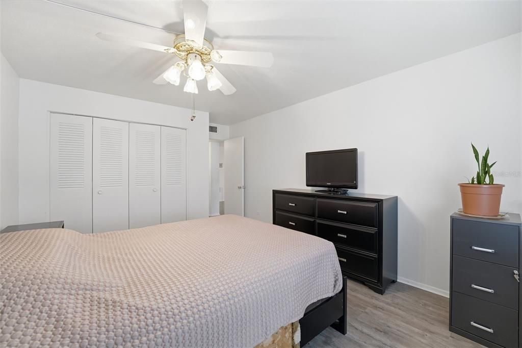 For Sale: $180,000 (1 beds, 1 baths, 715 Square Feet)