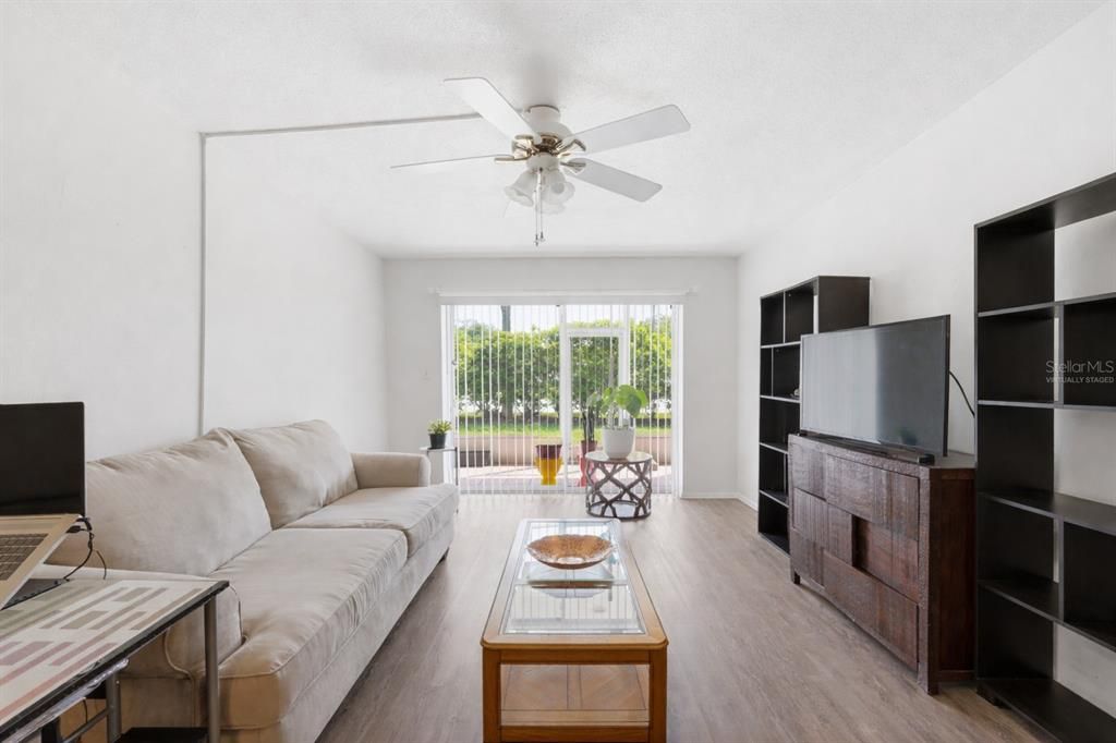 For Sale: $180,000 (1 beds, 1 baths, 715 Square Feet)