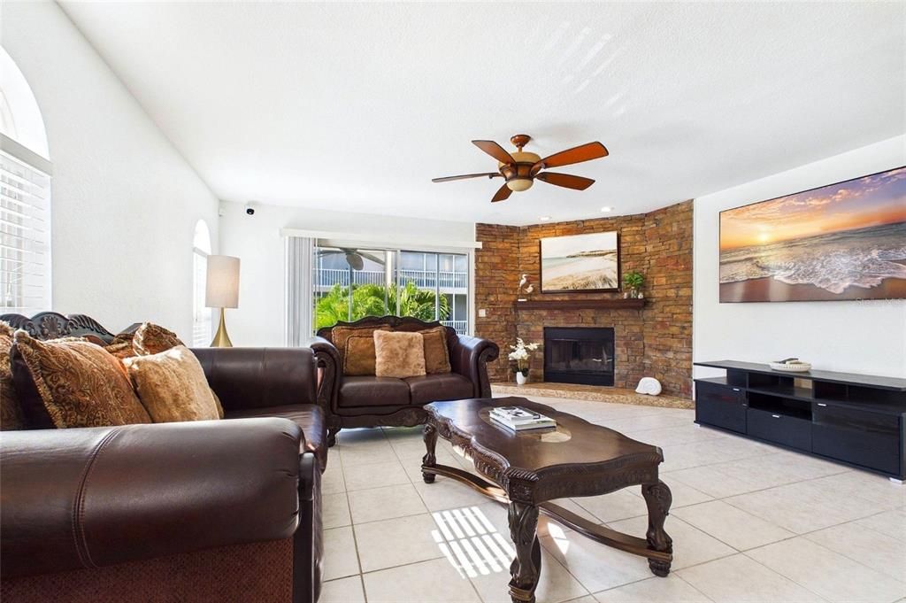 En Venta: $429,000 (2 camas, 2 baños, 1650 Pies cuadrados)