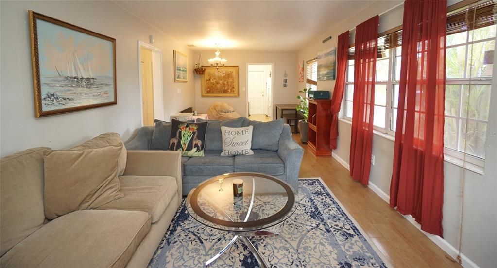 Active With Contract: $1,795 (2 beds, 1 baths, 912 Square Feet)