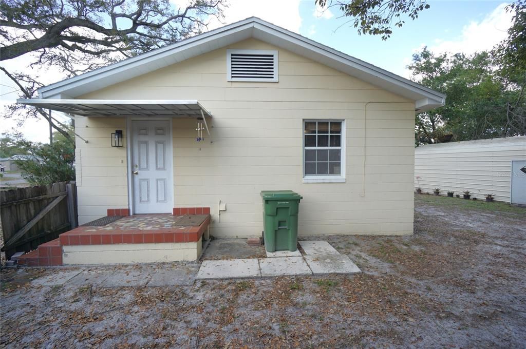 Active With Contract: $1,795 (2 beds, 1 baths, 912 Square Feet)