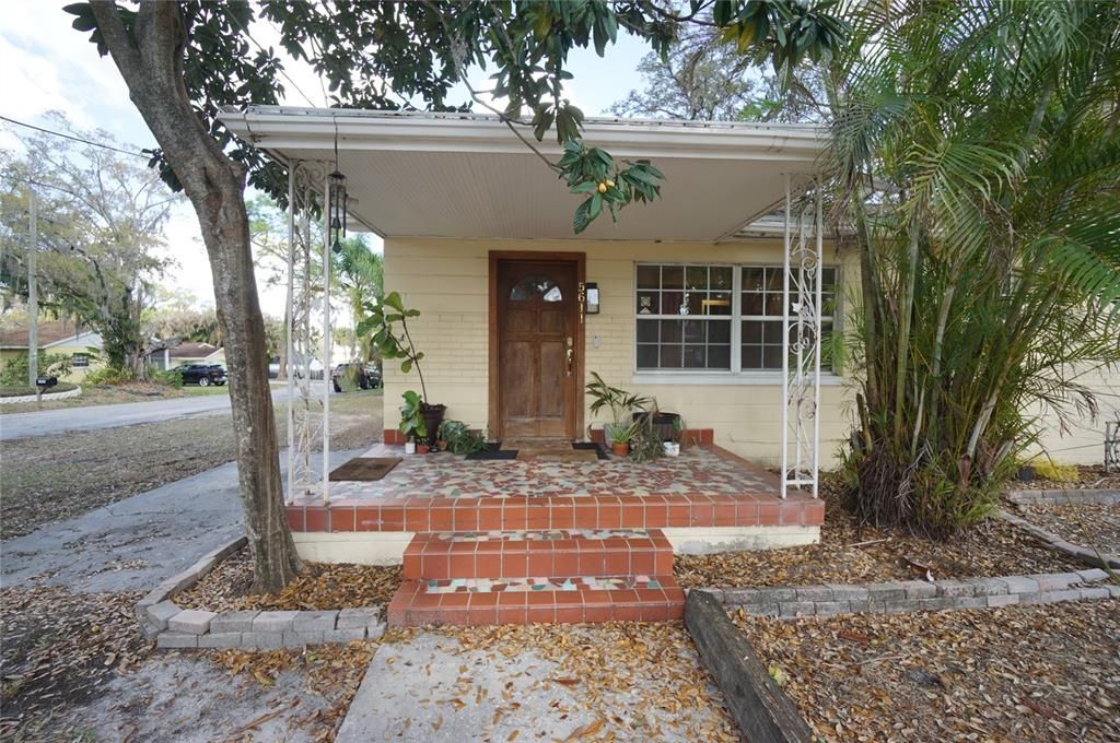 Active With Contract: $1,795 (2 beds, 1 baths, 912 Square Feet)