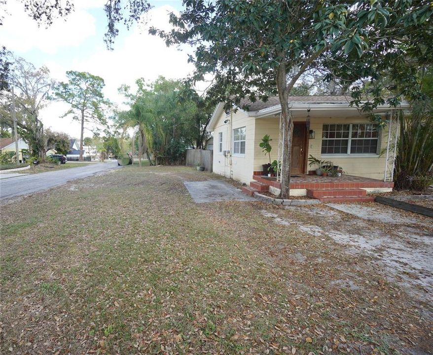 Active With Contract: $1,795 (2 beds, 1 baths, 912 Square Feet)