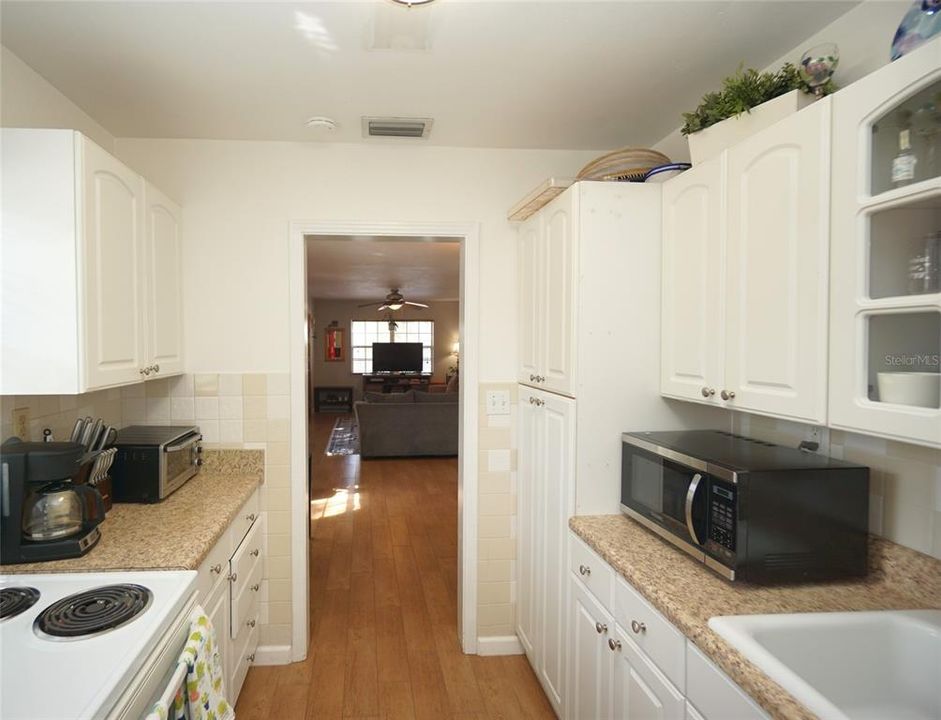 Active With Contract: $1,795 (2 beds, 1 baths, 912 Square Feet)