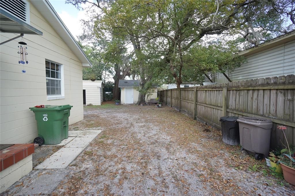 Active With Contract: $1,795 (2 beds, 1 baths, 912 Square Feet)