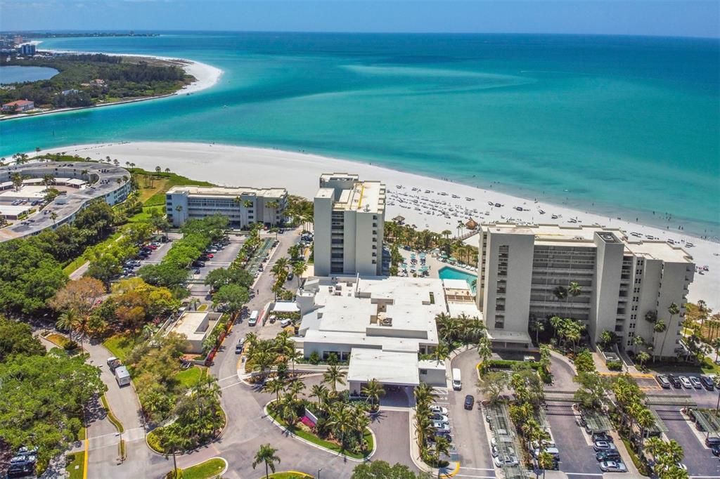 合同活跃: $1,875,000 (2 贝兹, 2 浴室, 1394 平方英尺)