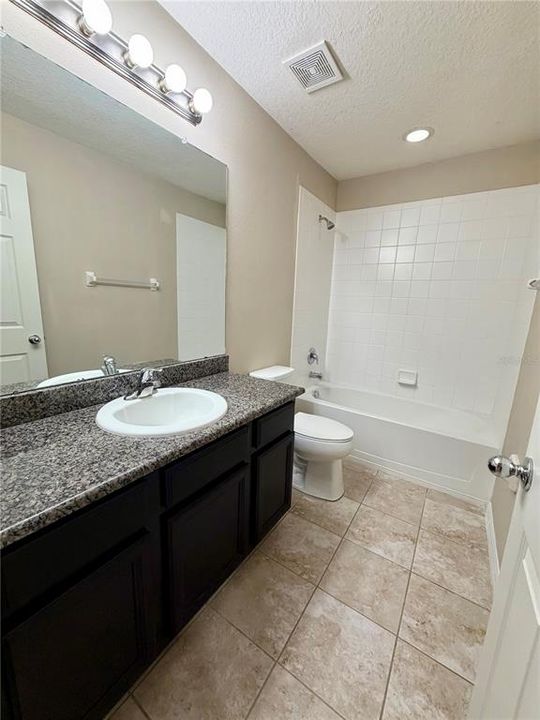 Activo con contrato: $1,995 (3 camas, 2 baños, 1576 Pies cuadrados)