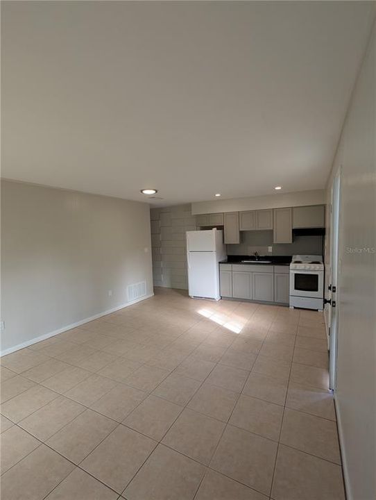 For Rent: $1,400 (2 beds, 1 baths, 777 Square Feet)