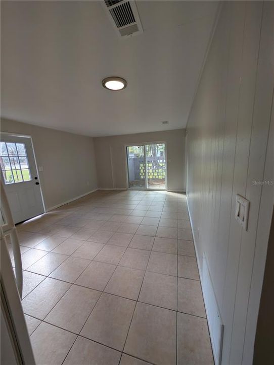 For Rent: $1,400 (2 beds, 1 baths, 777 Square Feet)