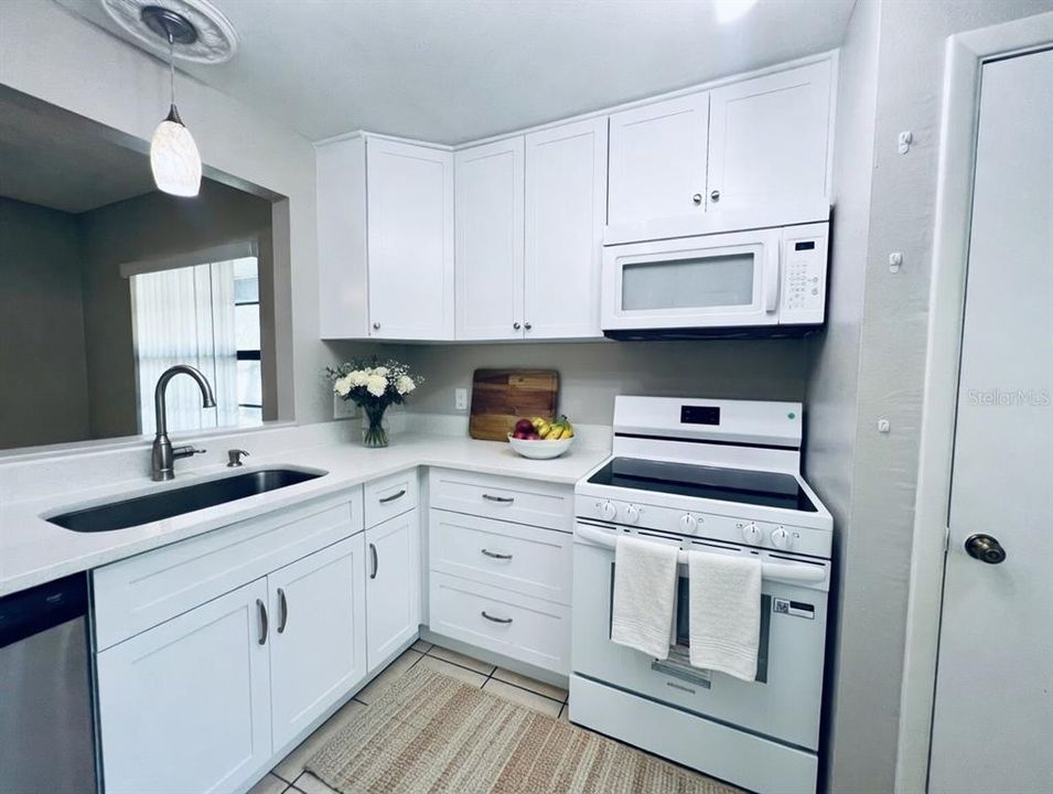 Active With Contract: $259,900 (3 beds, 2 baths, 1114 Square Feet)