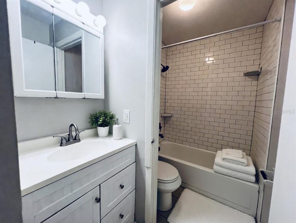 Active With Contract: $259,900 (3 beds, 2 baths, 1114 Square Feet)