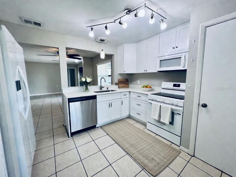 Active With Contract: $259,900 (3 beds, 2 baths, 1114 Square Feet)