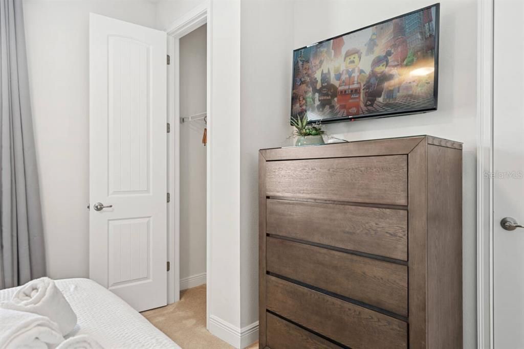 For Sale: $989,000 (8 beds, 8 baths, 4057 Square Feet)