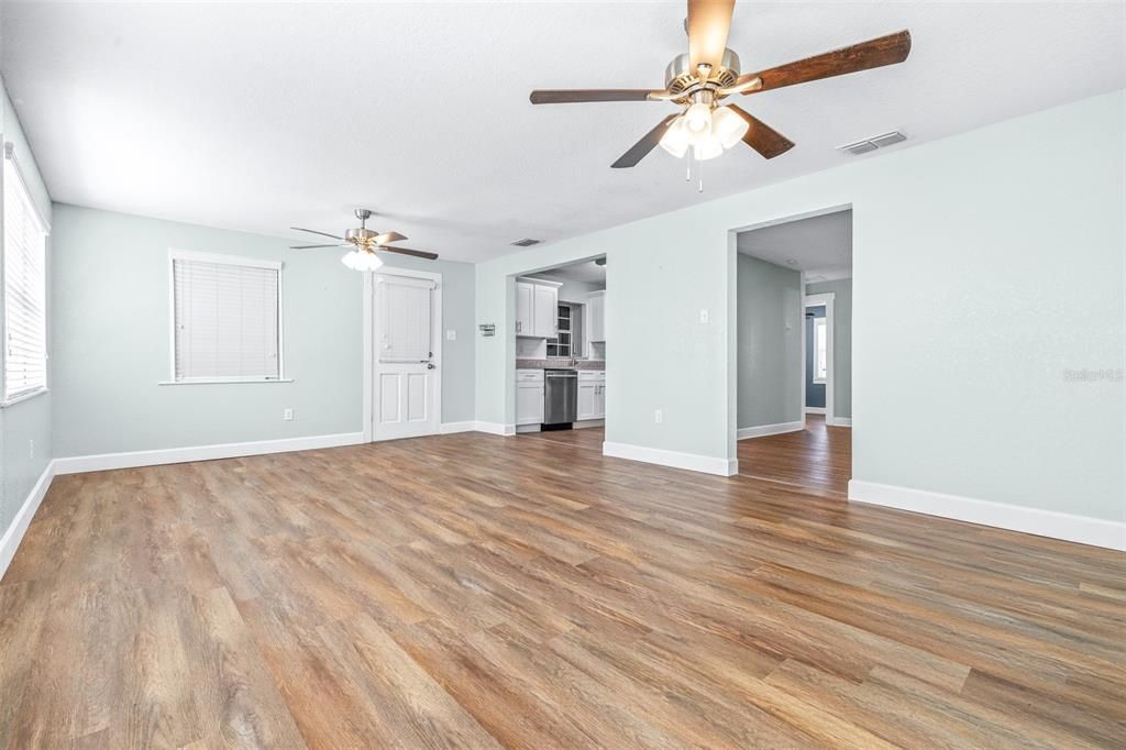 For Sale: $270,000 (3 beds, 1 baths, 1100 Square Feet)