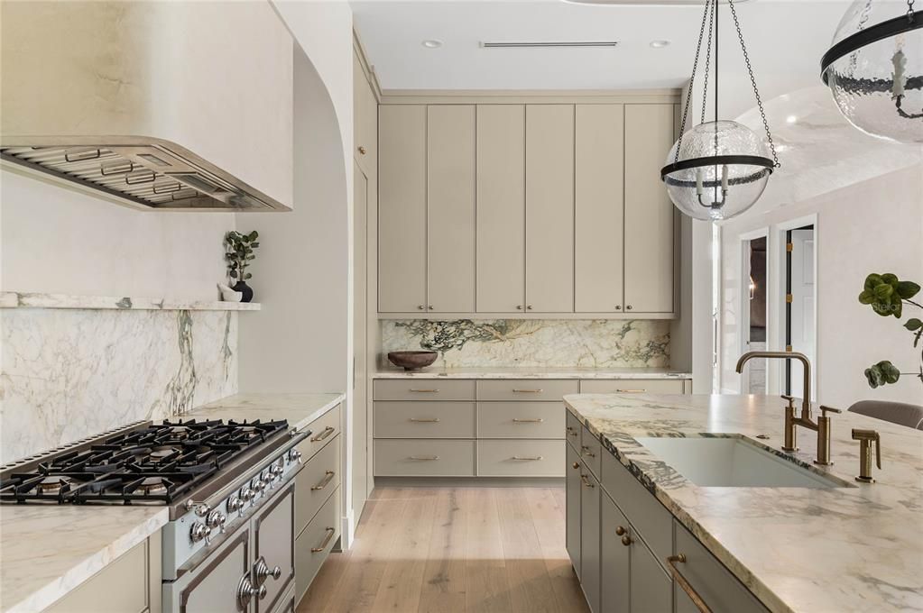 Activo con contrato: $3,799,000 (5 camas, 5 baños, 4451 Pies cuadrados)