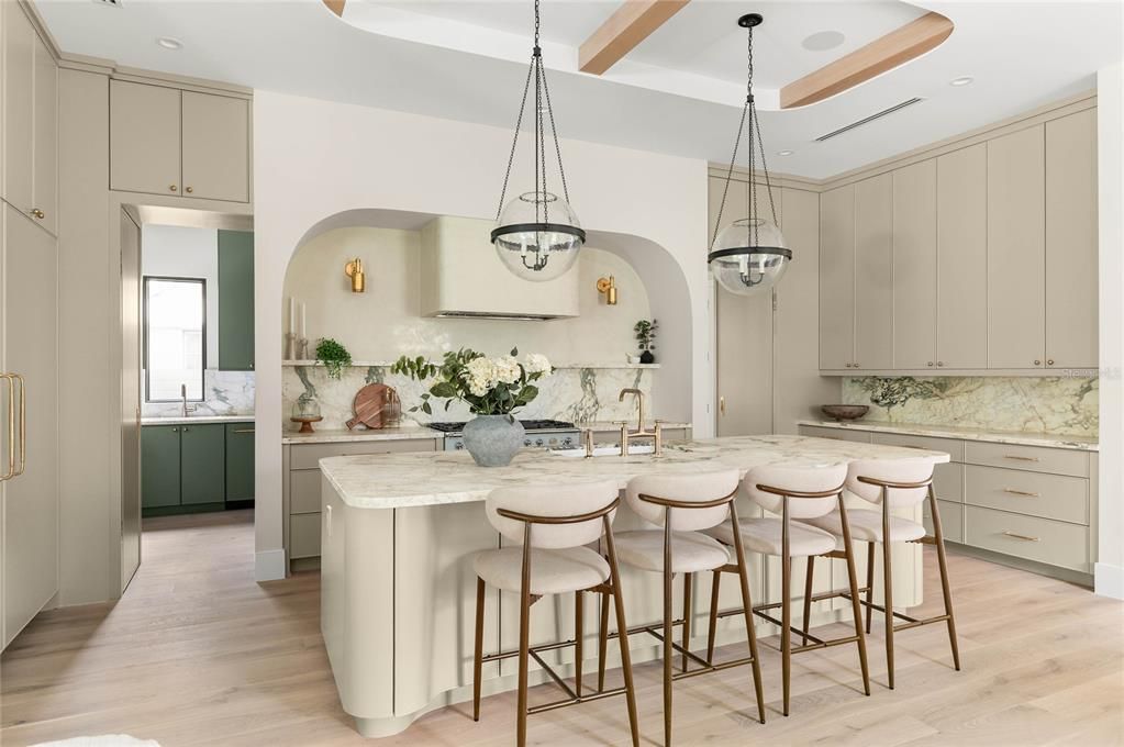 Activo con contrato: $3,799,000 (5 camas, 5 baños, 4451 Pies cuadrados)