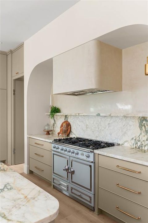 Activo con contrato: $3,799,000 (5 camas, 5 baños, 4451 Pies cuadrados)
