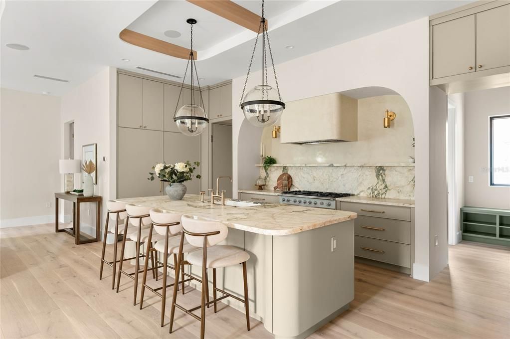 Activo con contrato: $3,799,000 (5 camas, 5 baños, 4451 Pies cuadrados)