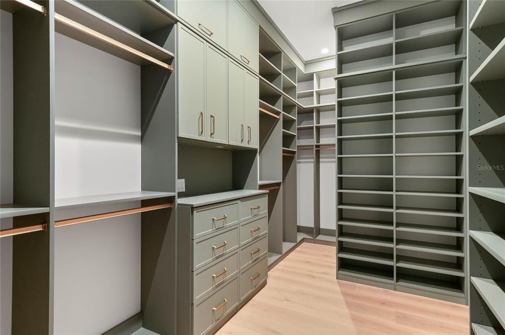 Activo con contrato: $3,799,000 (5 camas, 5 baños, 4451 Pies cuadrados)