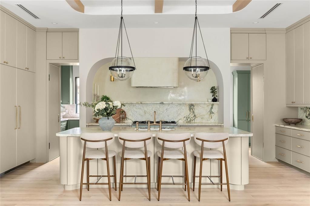 Activo con contrato: $3,799,000 (5 camas, 5 baños, 4451 Pies cuadrados)