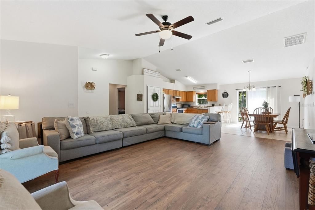 Active With Contract: $259,900 (3 beds, 2 baths, 1490 Square Feet)