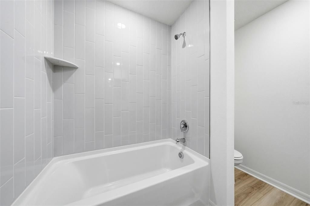 Под контрактом: $299,900 (3 спален, 2 ванн, 1403 Квадратных фут)