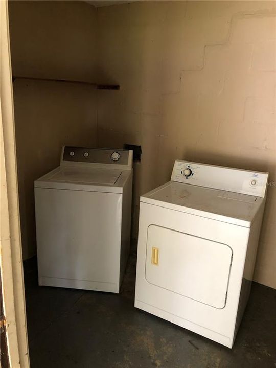 Active With Contract: $2,000 (3 beds, 2 baths, 1279 Square Feet)