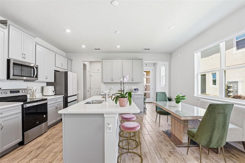Active With Contract: $335,000 (3 beds, 2 baths, 1680 Square Feet)