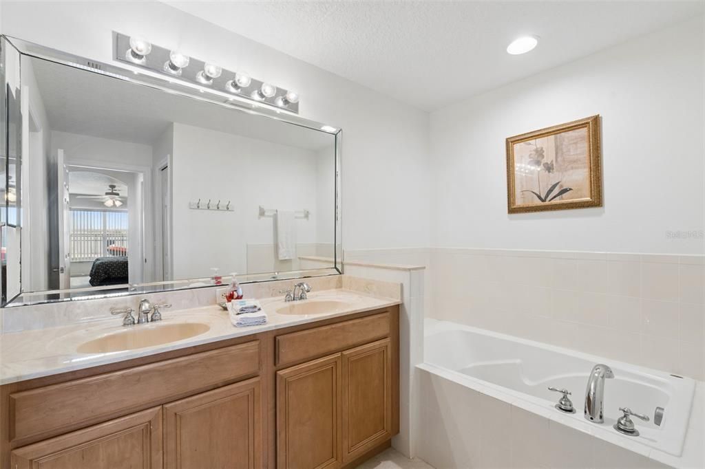 For Sale: $925,000 (5 beds, 4 baths, 3653 Square Feet)